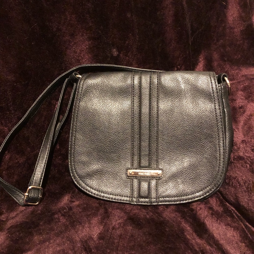 Nine West black leather bag w/adjustable strap.